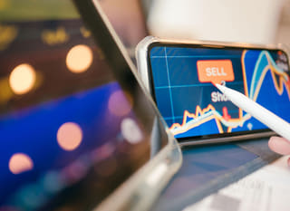 Trader på flere markeder som studerer opsjoner innen Bitcoin, Ethereum og forex